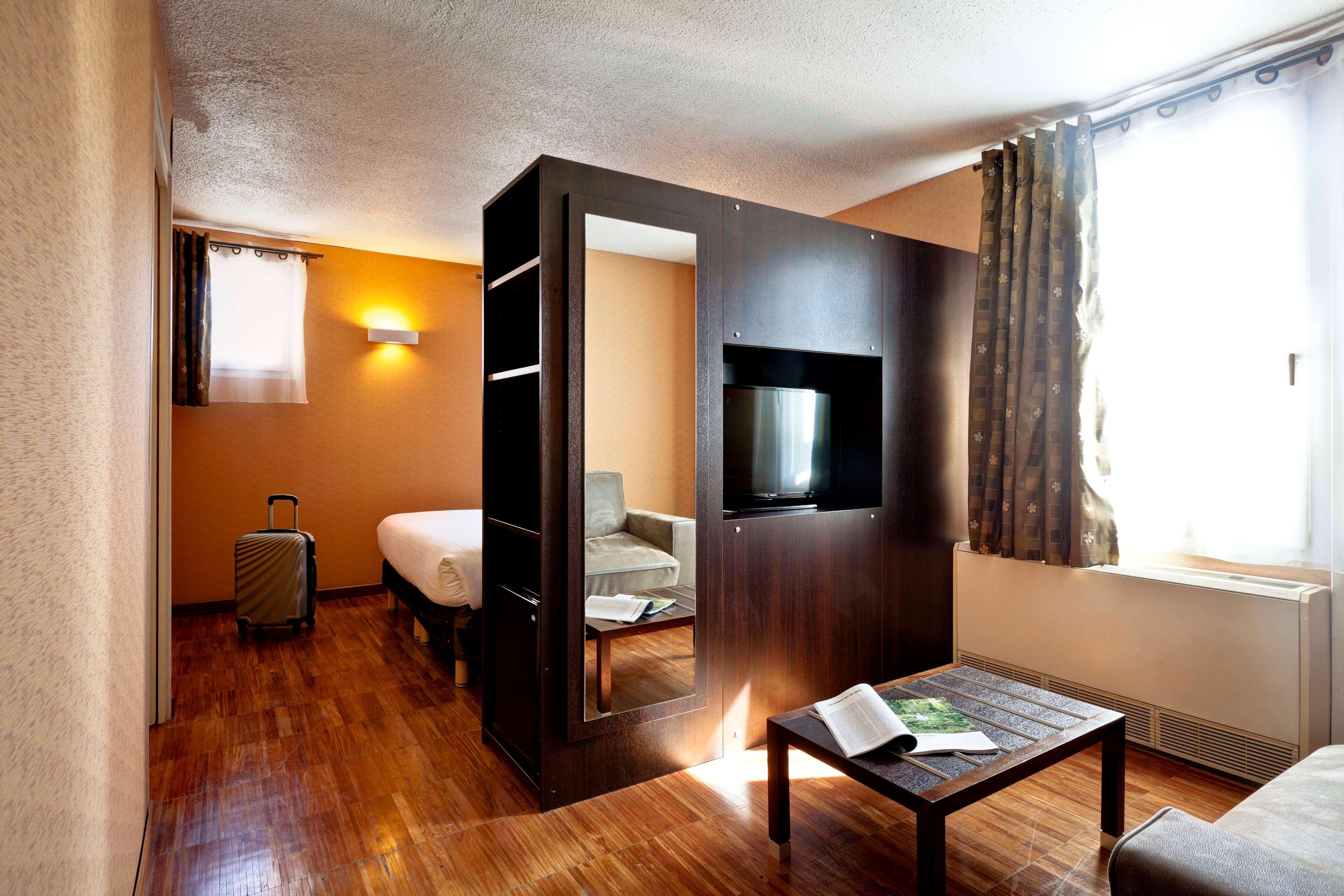 Kyriad Lyon Sud - Saint Genis Laval Exterior foto