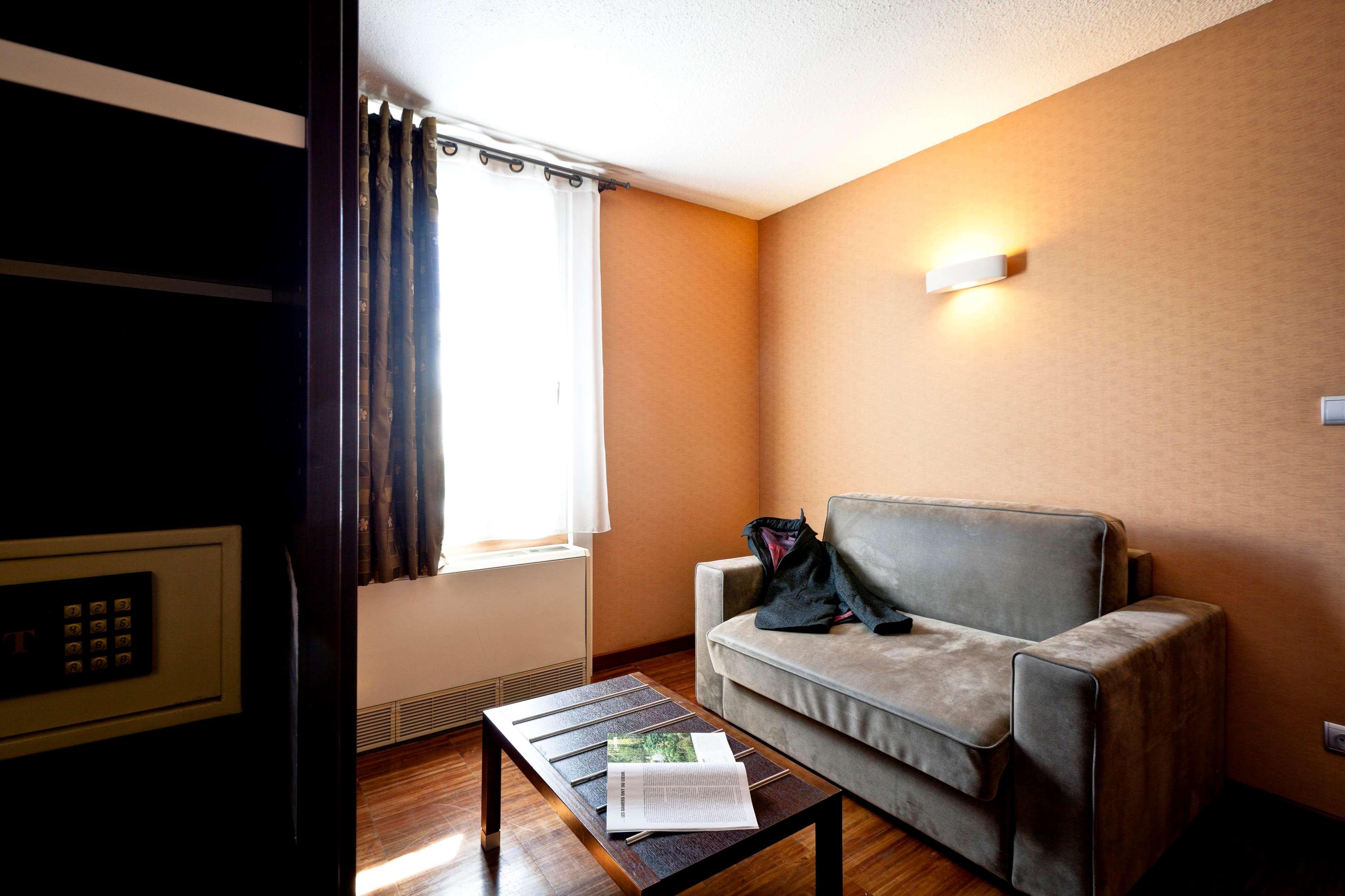 Kyriad Lyon Sud - Saint Genis Laval Exterior foto