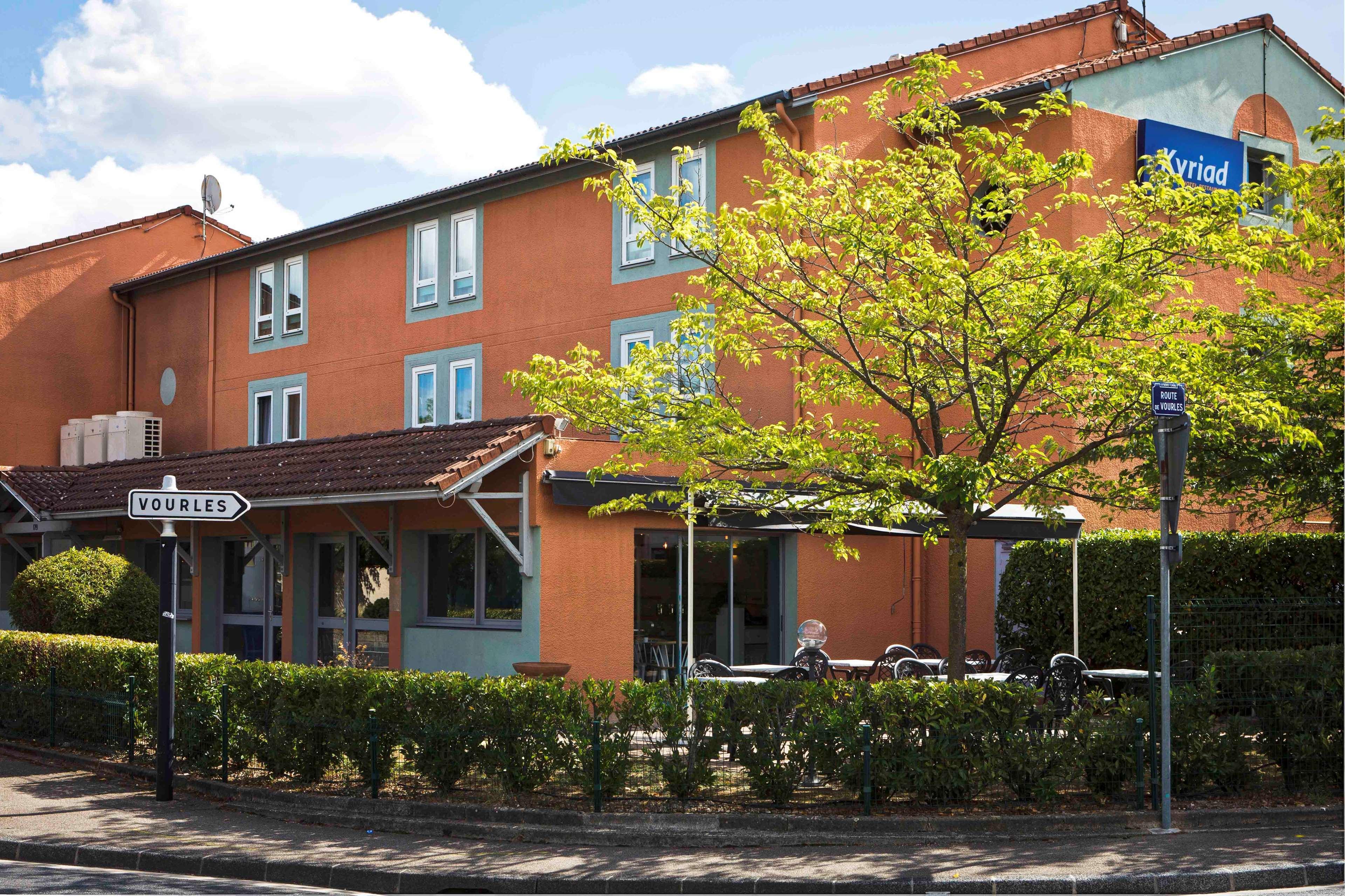 Kyriad Lyon Sud - Saint Genis Laval Exterior foto