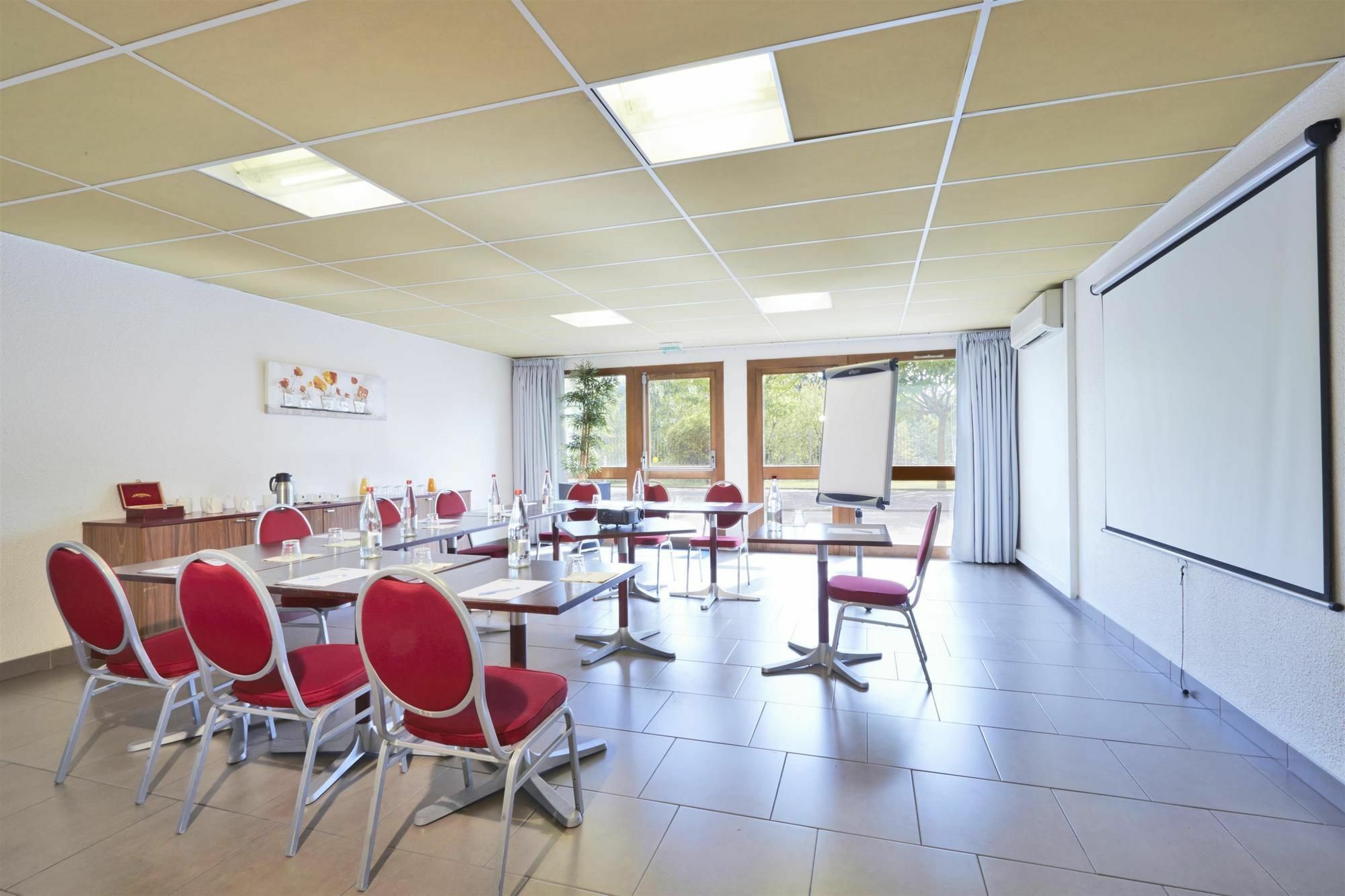 Kyriad Lyon Sud - Saint Genis Laval Exterior foto